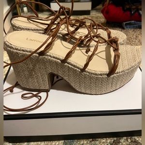 Larroude Coco Platform Sandel in Caramel